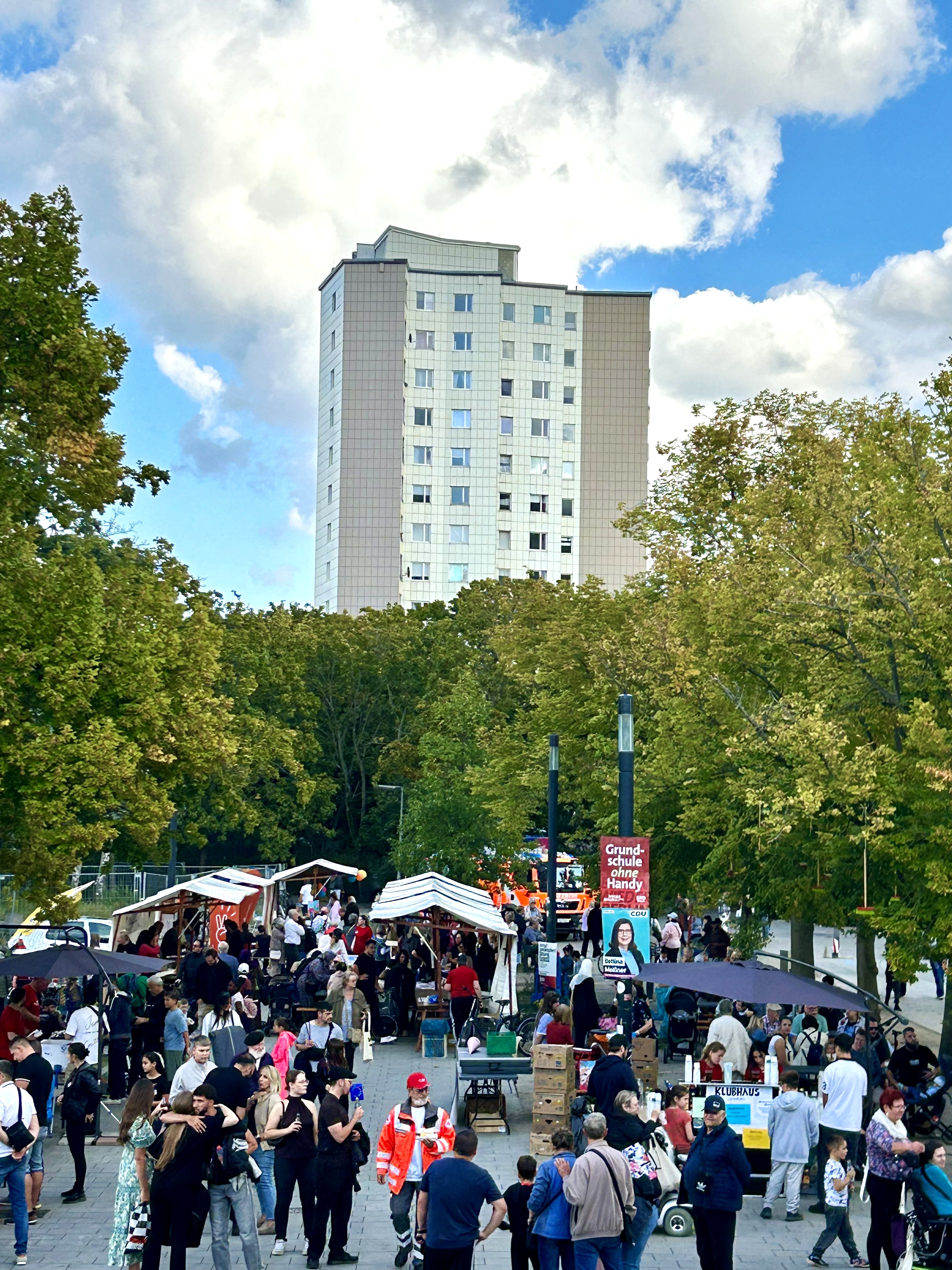 Foto zeigt von einem Höhenpunkt aus viele Menschen die das Fest besuchen