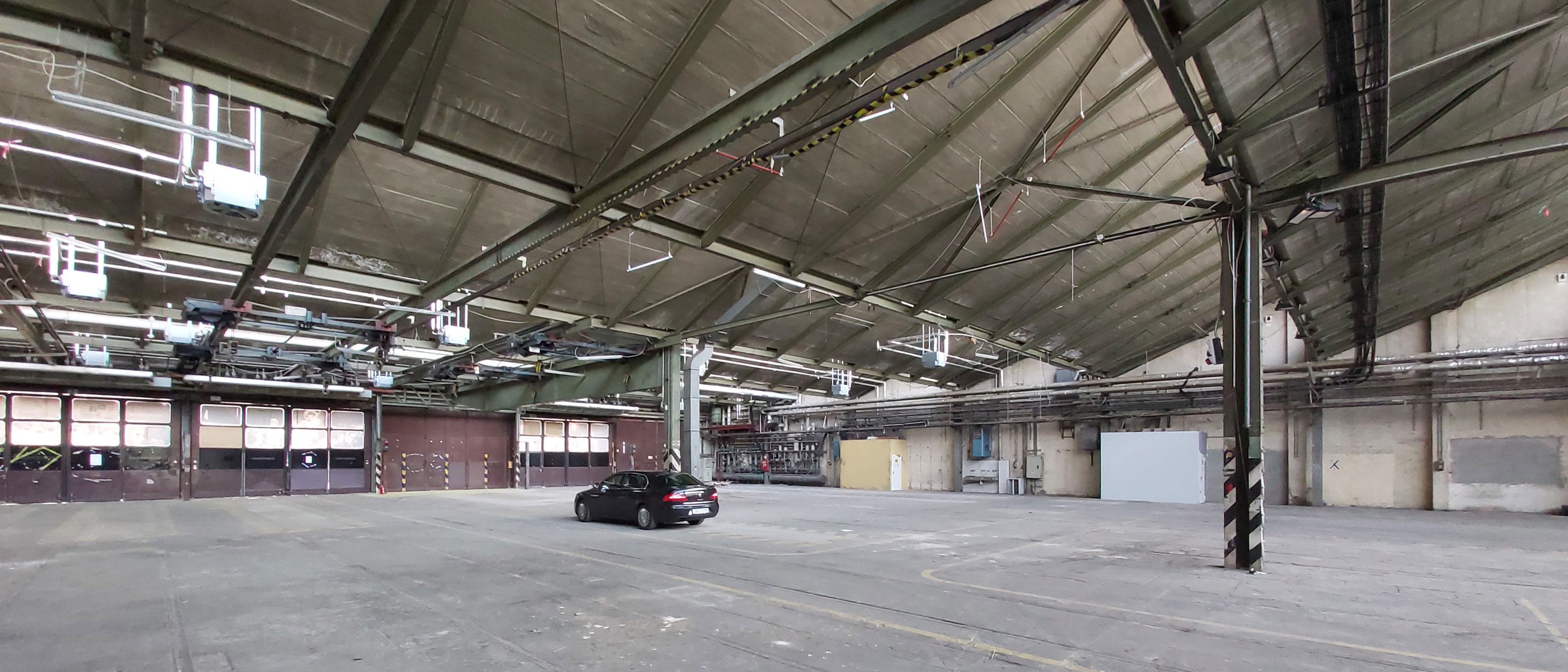 Leere Uferhalle