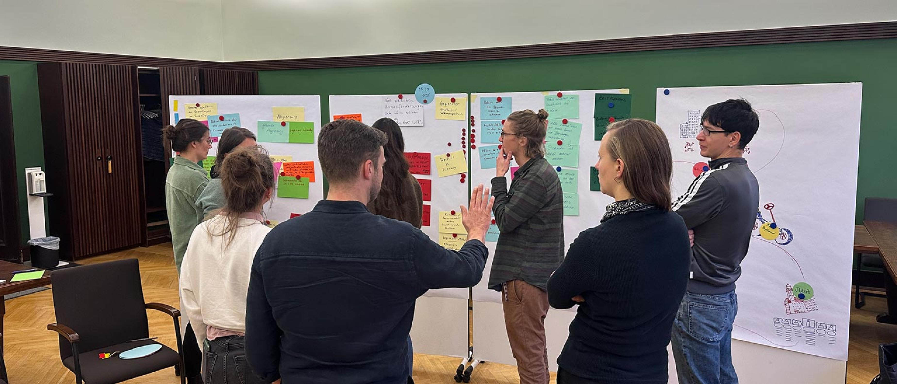 Teilnehmende eines Workshops