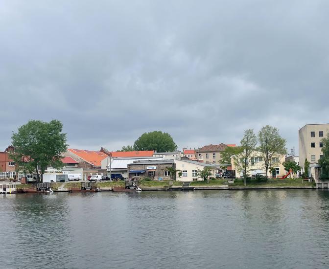 Blick über die Spree zur Bärenquell-Brauerei