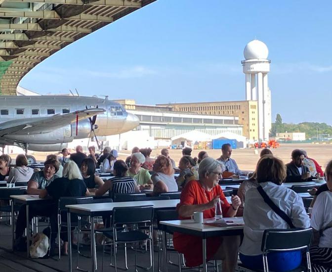 Teilnehmende an Arbeitstische im Hangar des Flughafengebäudes Tempelhof  
