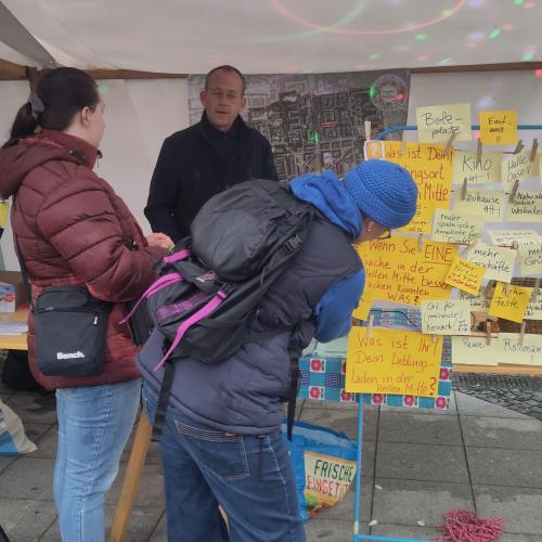 Informationen sammeln beim Stadtteilfest